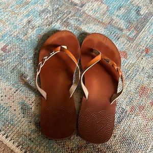 Women’s Roxy leather flip flops
